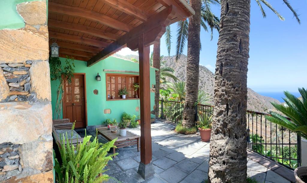 a porch of a house with a wooden pergola at Casa rural Las Palmeras in Vallehermoso