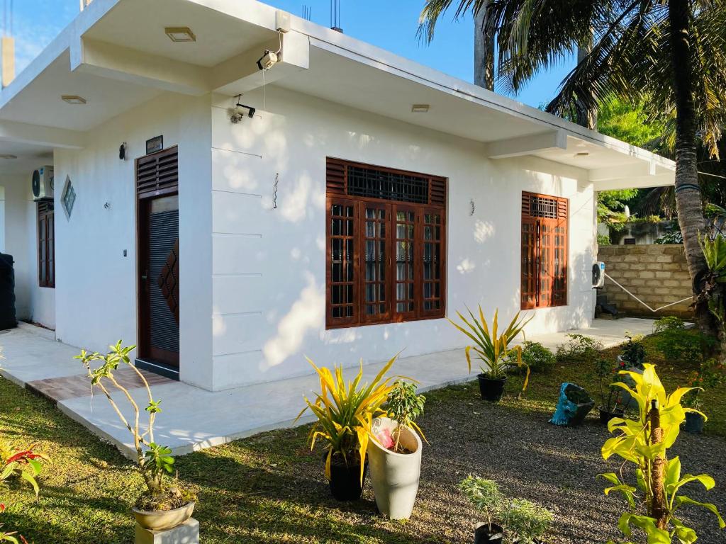 ミリッサにあるVilla Del Sol Mirissaの白い家