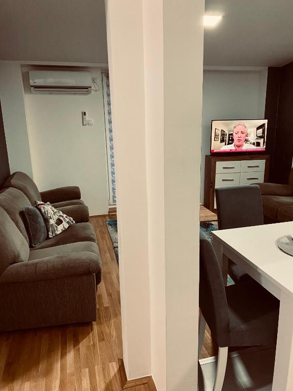 un soggiorno con un divano e un tavolo di Apartman Zaga a Loznica