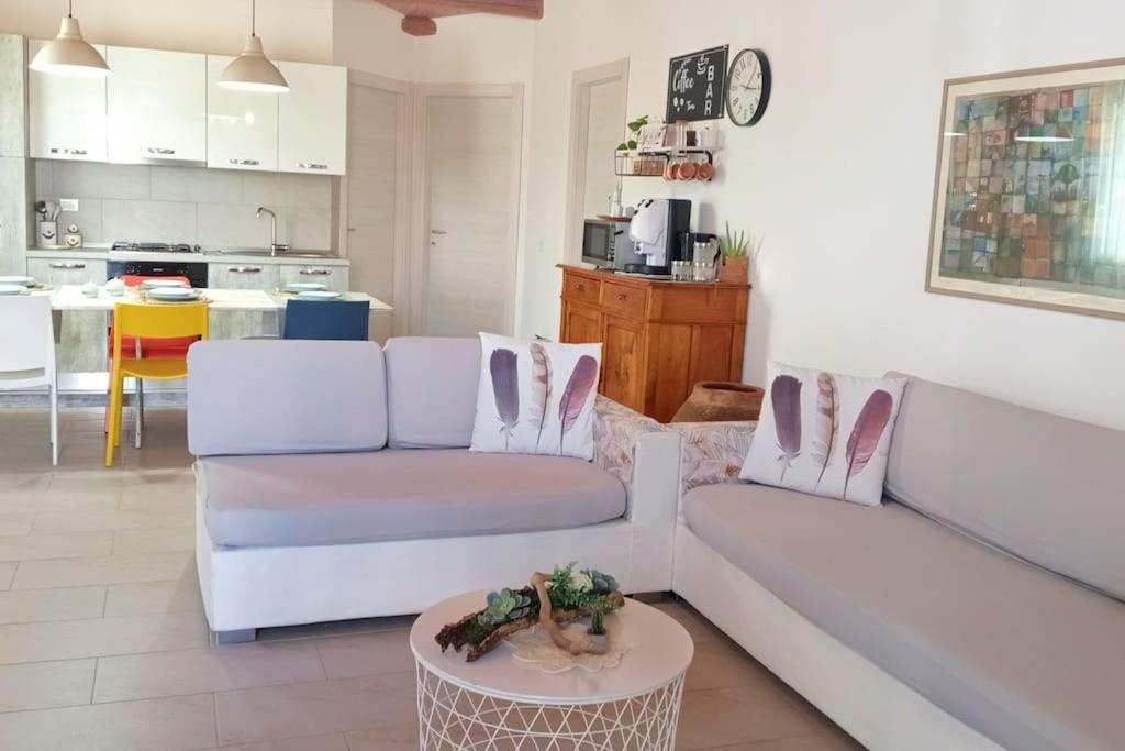 uma sala de estar com dois sofás brancos e uma mesa em Ciuri CiuriHome em Balestrate
