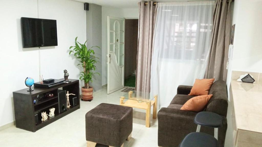 a living room with a couch and a tv at Apartamento Con Excelente Ubicacion en Cali in Cali