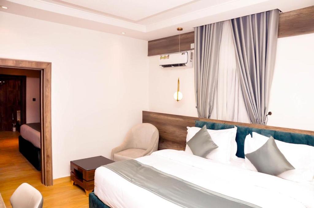 Postel nebo postele na pokoji v ubytování Jukky Hotel Abuja