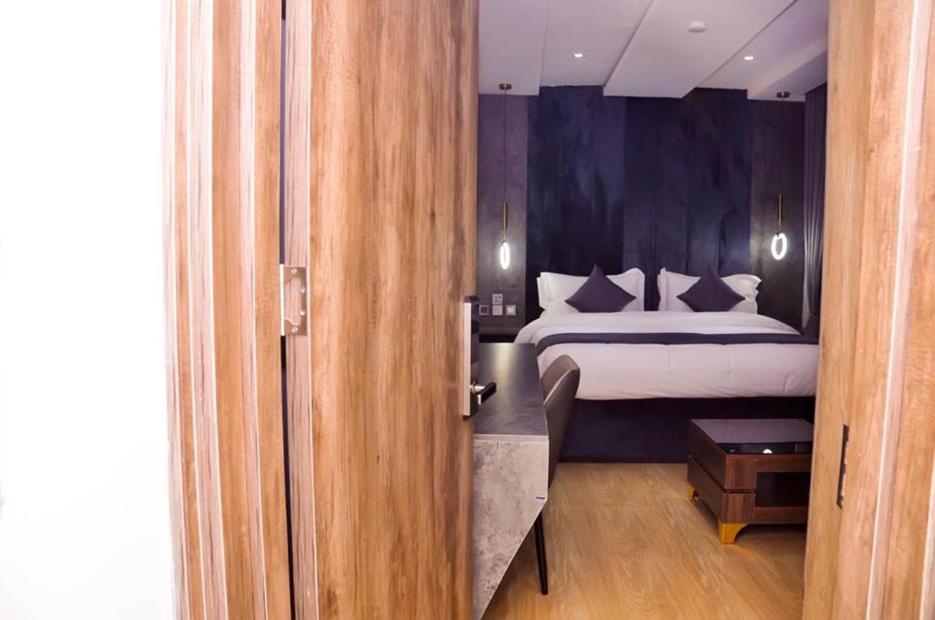 Postel nebo postele na pokoji v ubytování Jukky Hotel Abuja