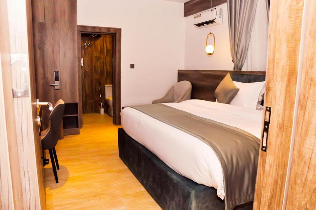 Postel nebo postele na pokoji v ubytování Jukky Hotel Abuja