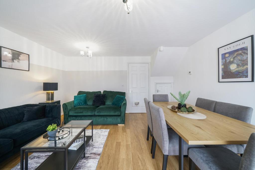 Χώρος καθιστικού στο Aylesbury 3BR Home, Sleeps 6, Families & Contractors Homely Stay
