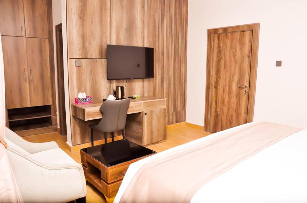 TV a/nebo společenská místnost v ubytování Jukky Hotel Abuja