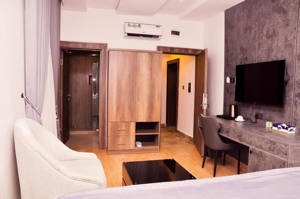 TV a/nebo společenská místnost v ubytování Jukky Hotel Abuja
