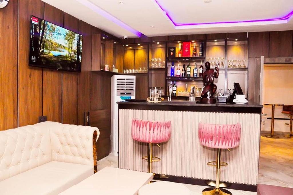 TV a/nebo společenská místnost v ubytování Jukky Hotel Abuja