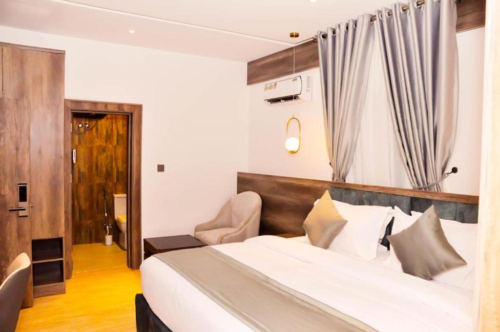 Postel nebo postele na pokoji v ubytování Jukky Hotel Abuja