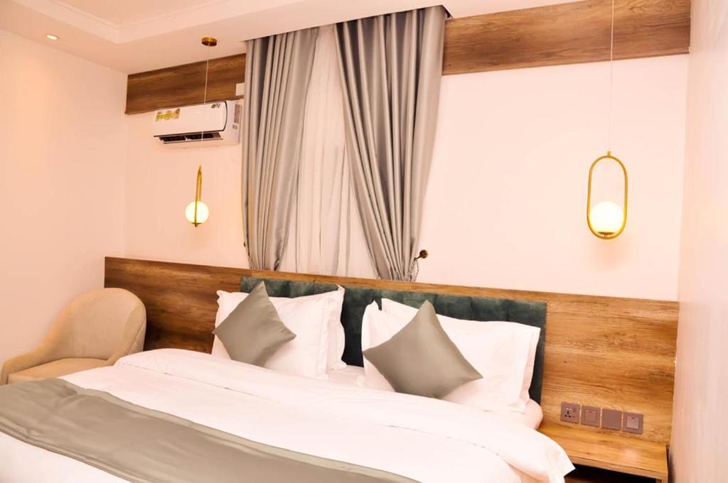 Postel nebo postele na pokoji v ubytování Jukky Hotel Abuja