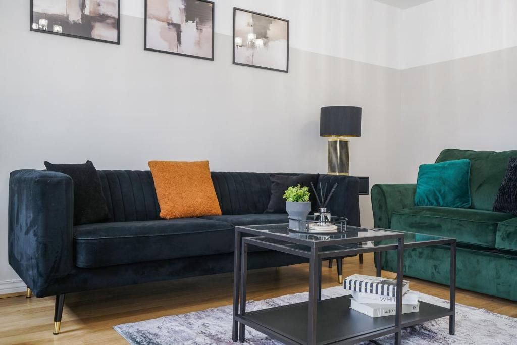 un soggiorno con un divano verde e un tavolo di Aylesbury 3BR Home, Sleeps 5,Ideal for Families & Contractors Homely Stay a Buckinghamshire