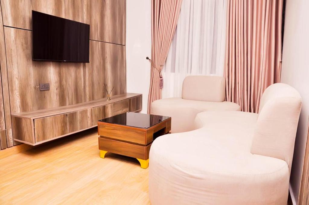 TV a/nebo společenská místnost v ubytování Jukky Hotel Abuja