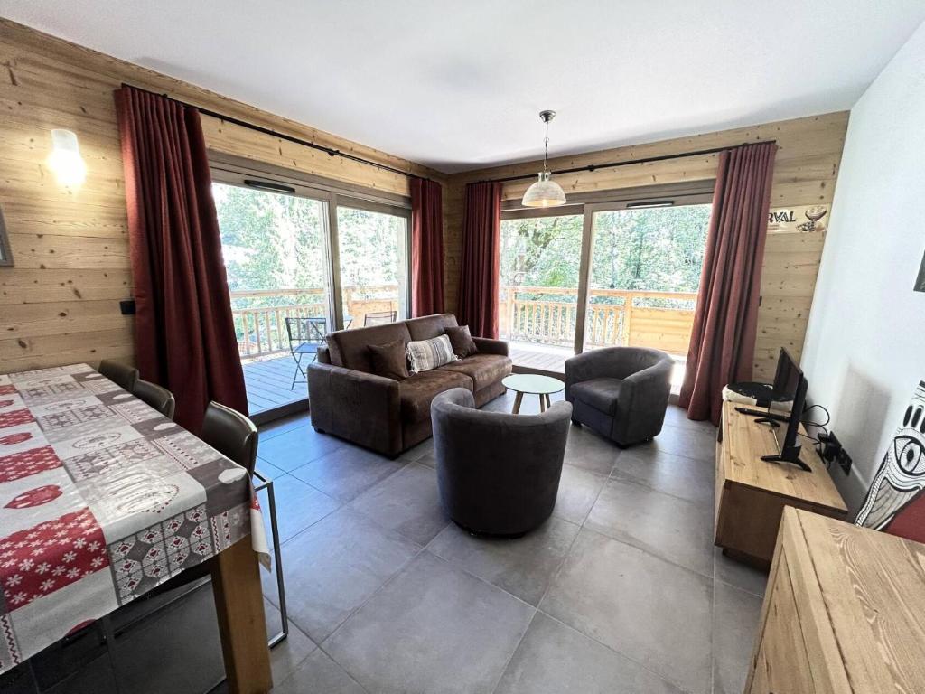 un salon avec un lit et un canapé dans l'établissement Résidence Les Terrasses De La Vanoise - EXCLUSIF ! Les Terrasses C11 MAE-3681, à Champagny-en-Vanoise