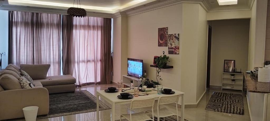 Una televisión o centro de entretenimiento en The Location - Luxury apartments in cairo