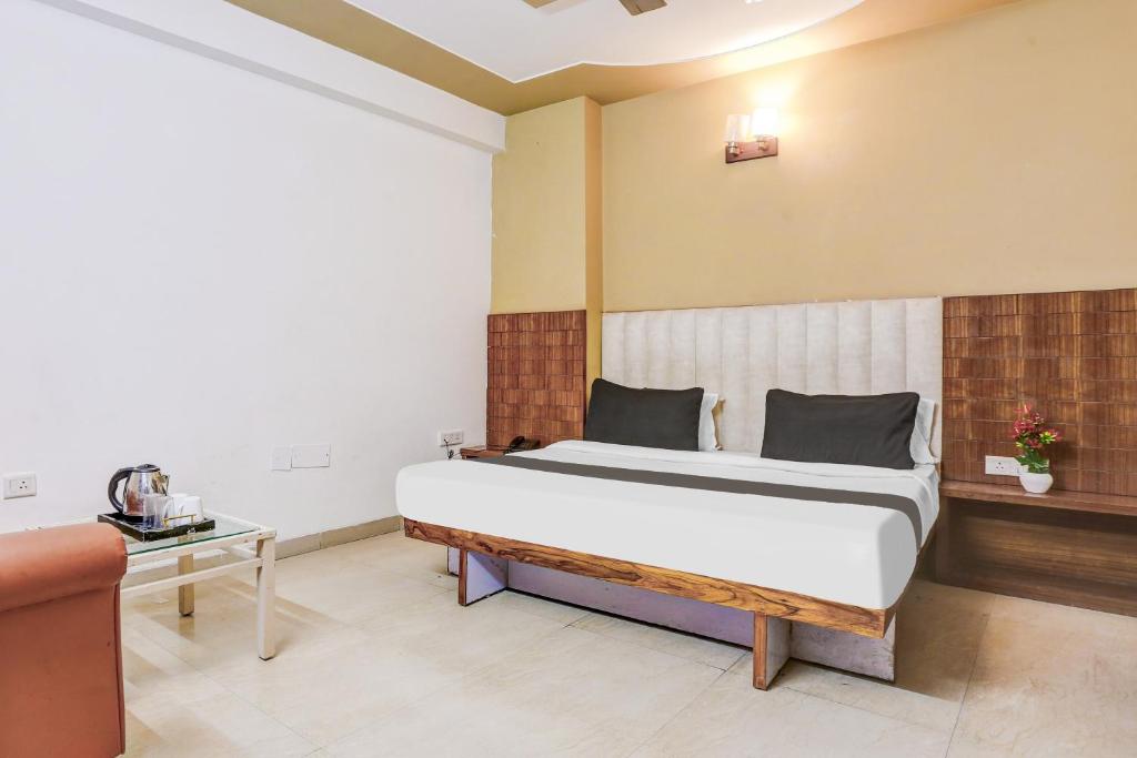 Postel nebo postele na pokoji v ubytování Collection O Harmony Stay