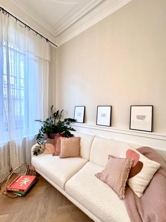 - un salon avec un canapé blanc et une fenêtre dans l'établissement Appartement de luxe à deux pas des Halles, quai Valliere, à Narbonne