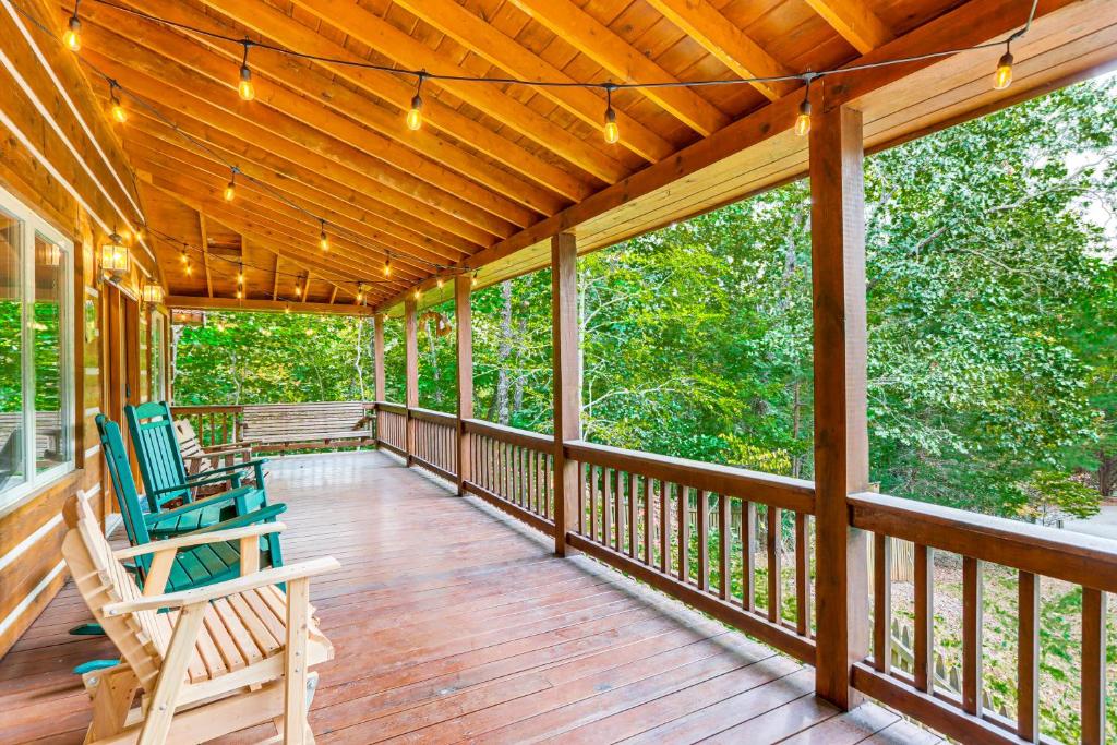 Morgantonにある5 Mi to Blue Ridge Lake Cabin with Fire Pit!の舘椅子2脚付きの玄関