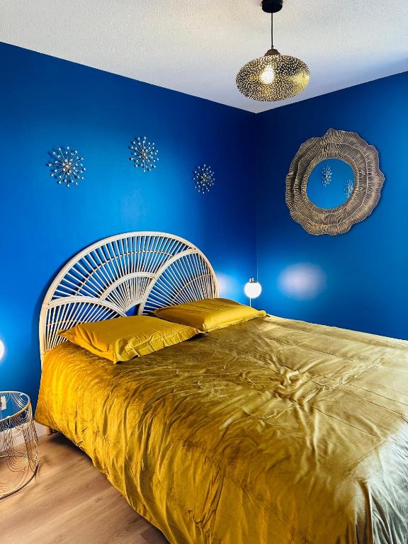 une chambre avec un grand lit aux murs bleus dans l'établissement You&Me, à Narbonne