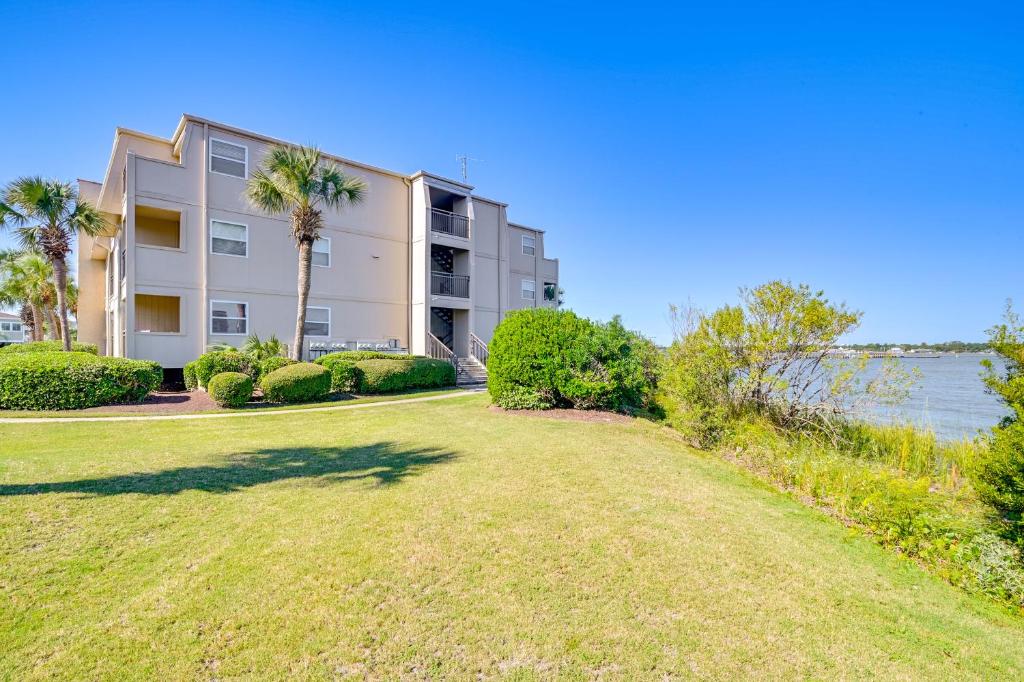 默特尔比奇Private Beach and Pool Access Murrells Inlet Condo!的一座棕榈树和庭院的大型公寓楼