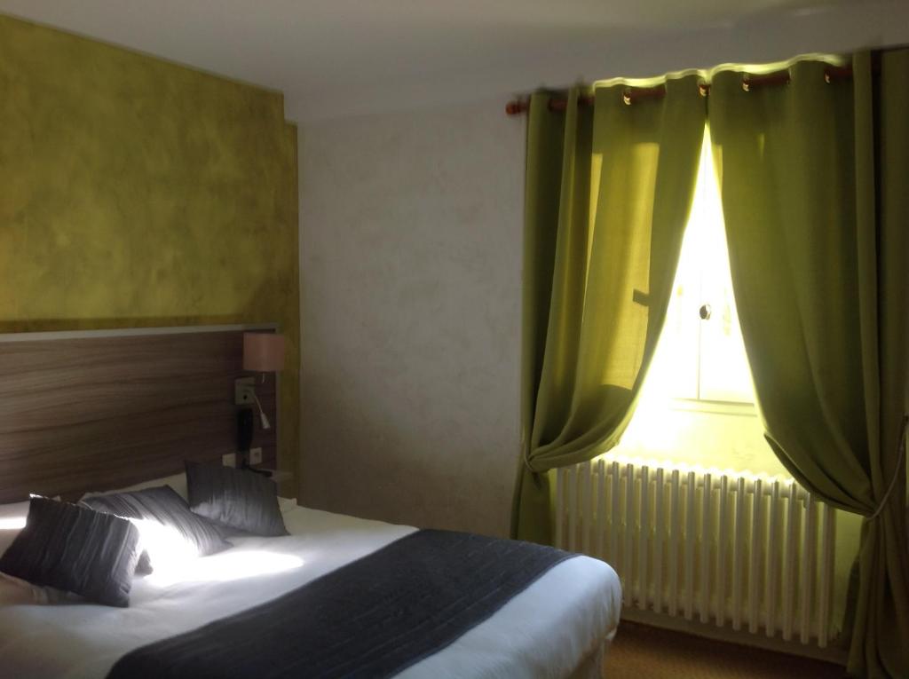 Postel nebo postele na pokoji v ubytování Logis Auberge À La Tête De Lard