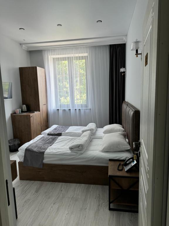 Postel nebo postele na pokoji v ubytování WHITE HOTEL GYUMRI