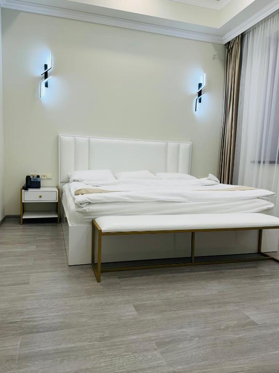 Postel nebo postele na pokoji v ubytování WHITE HOTEL GYUMRI
