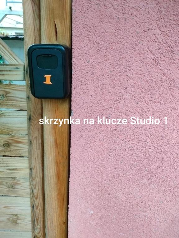 Fotografie z fotogalerie ubytování Urocze studia w Łomiankach, 1- z sauną i tarasem, 2- z kominkiem, 3- ekonomiczne, 7km metro Młociny Warszawa v destinaci Łomianki