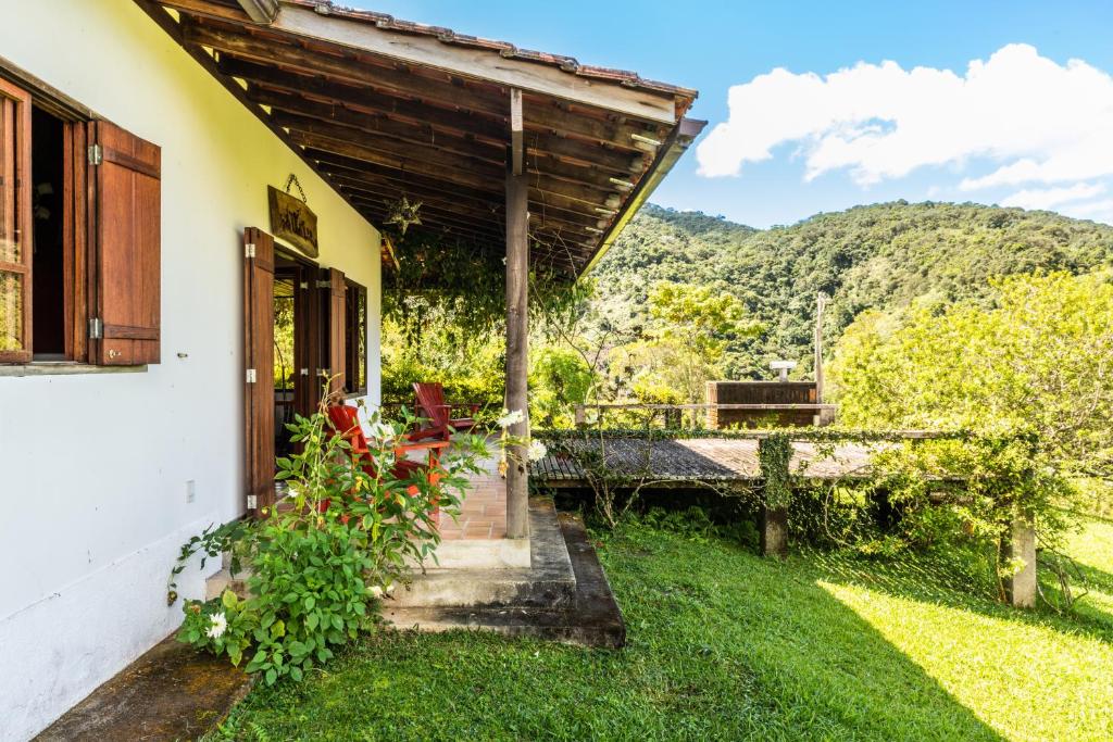 MirantãoにあるCasa Tlalli- Main Houseの山の景色を望むポーチ付きの家