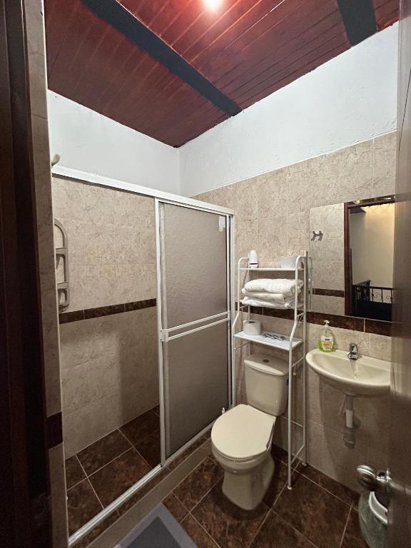 Koupelna v ubytování CÓMODO APARTAMENTO CENTRAL EN BARRIO SEMI RURAl