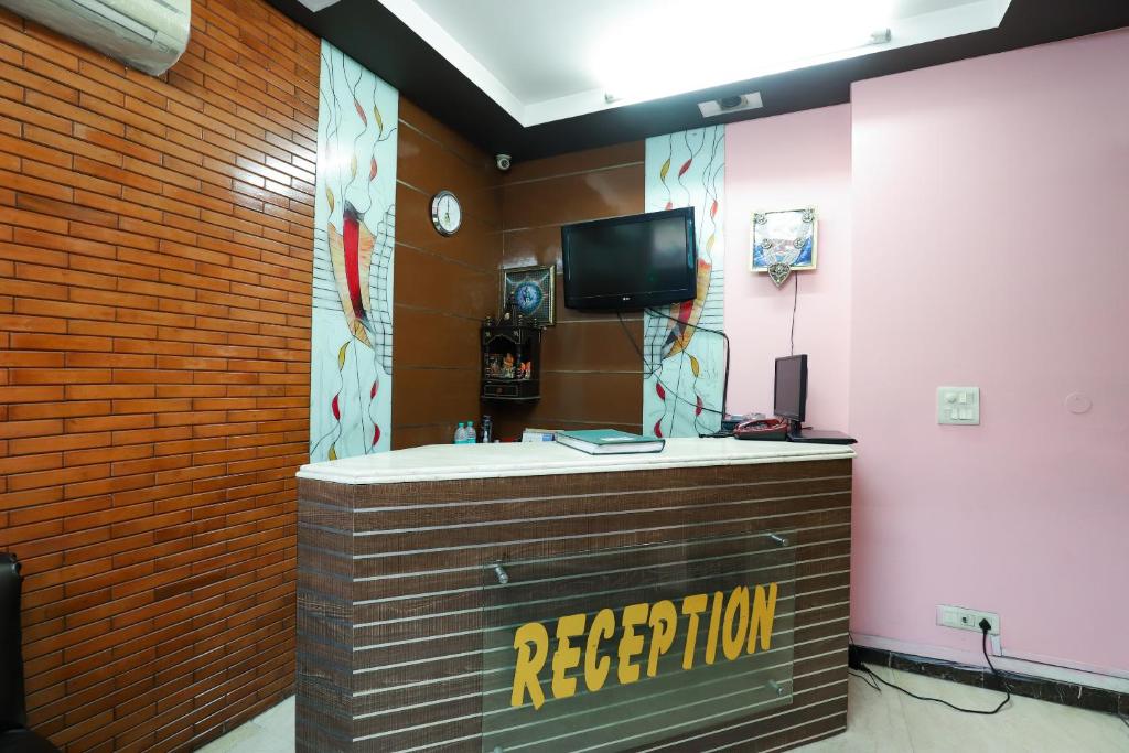 TV a/nebo společenská místnost v ubytování Super Hotel O J P Inn Near Patel Nagar Metro Station