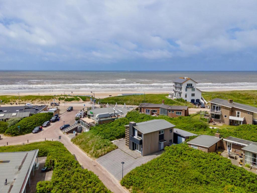 eine Luftansicht auf ein Strandhaus und das Meer in der Unterkunft Beachhouse II in Bergen aan Zee