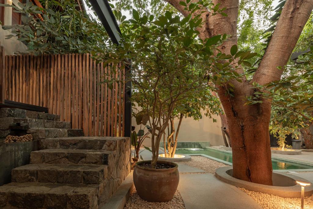 Сад в Welcome to Paradise - Luxurious Studio Oasis "Artemisa" with Pool and Lush Tropical Gardens