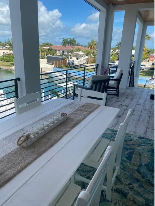 Ein Balkon oder eine Terrasse in der Unterkunft Newly built home in Cudjoe Key