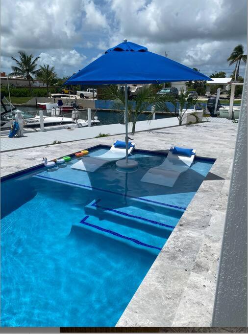 Der Swimmingpool an oder in der Nähe von Newly built home in Cudjoe Key