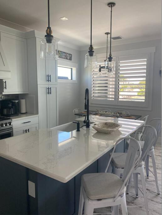 Küche/Küchenzeile in der Unterkunft Newly built home in Cudjoe Key