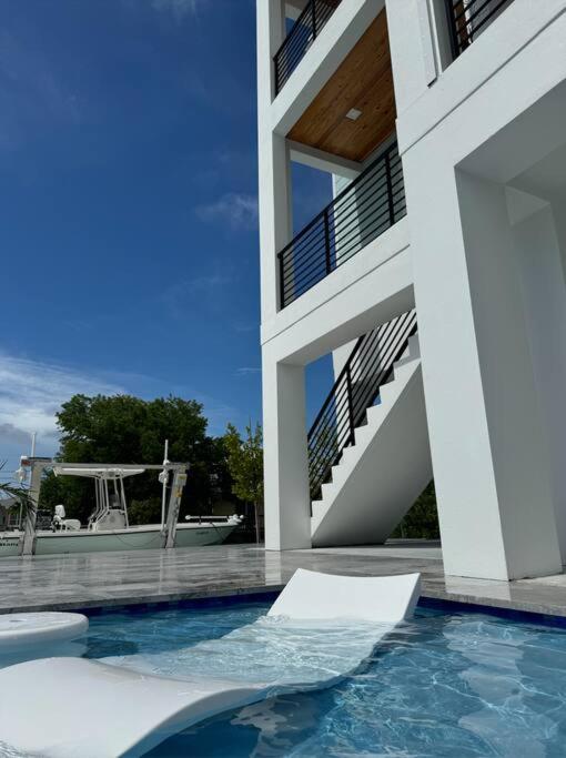 Der Swimmingpool an oder in der Nähe von Newly built home in Cudjoe Key