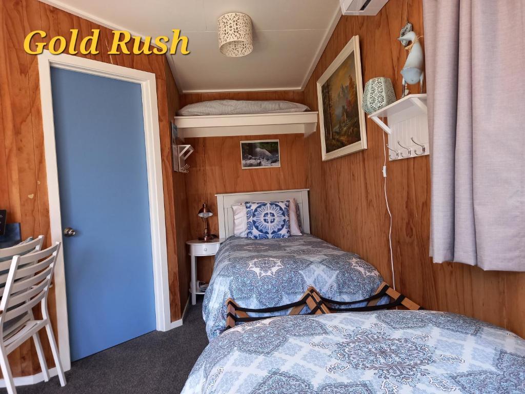 Postel nebo postele na pokoji v ubytování Charleston Goldfields Accommodation