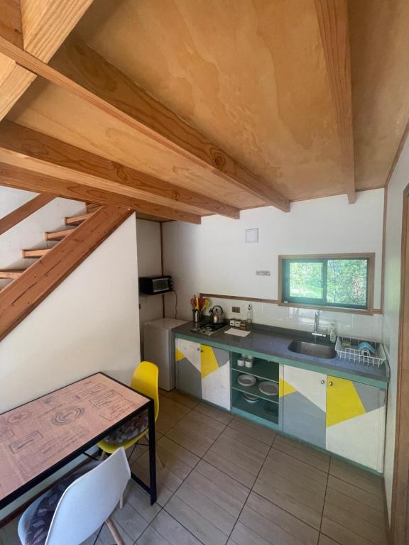 Kuchyň nebo kuchyňský kout v ubytování Pucura Eco Lodge