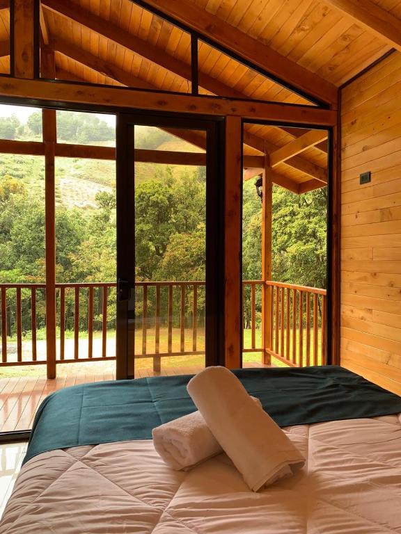 Postel nebo postele na pokoji v ubytování Entre Árboles Lodge