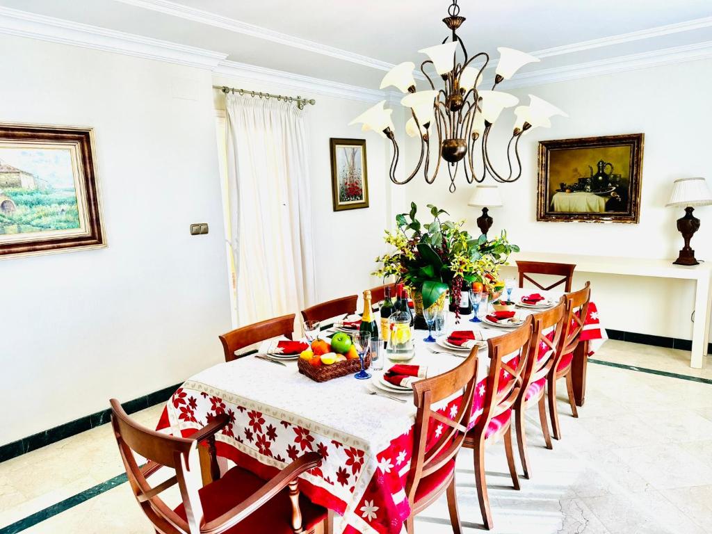 a dining room with a table and chairs and a chandelier at Casa Rafael Salar - Para estar juntos y vivir a lo grande in Salar