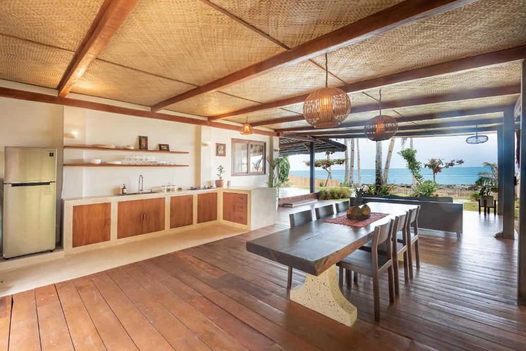 Kuchyň nebo kuchyňský kout v ubytování Rare Beachfront Villa - 2BR - 6 Pax Private Pool on Tuason Surf Spot