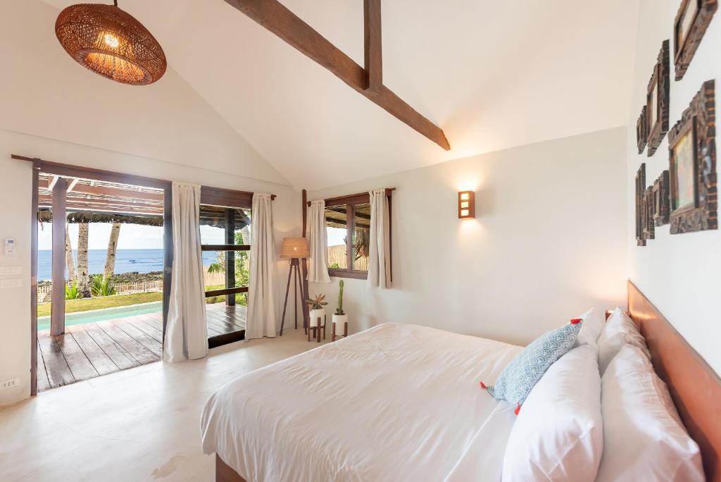 Postel nebo postele na pokoji v ubytování Rare Beachfront Villa - 2BR - 6 Pax Private Pool on Tuason Surf Spot