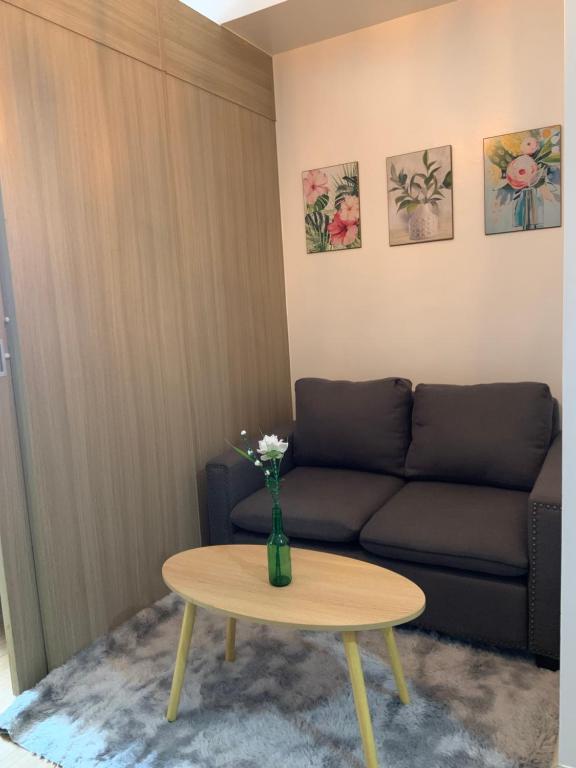 un salon avec un canapé et une table dans l'établissement Netflix & Chill at Pablo's Homestay-Grace Residences Tower 4, à Manille