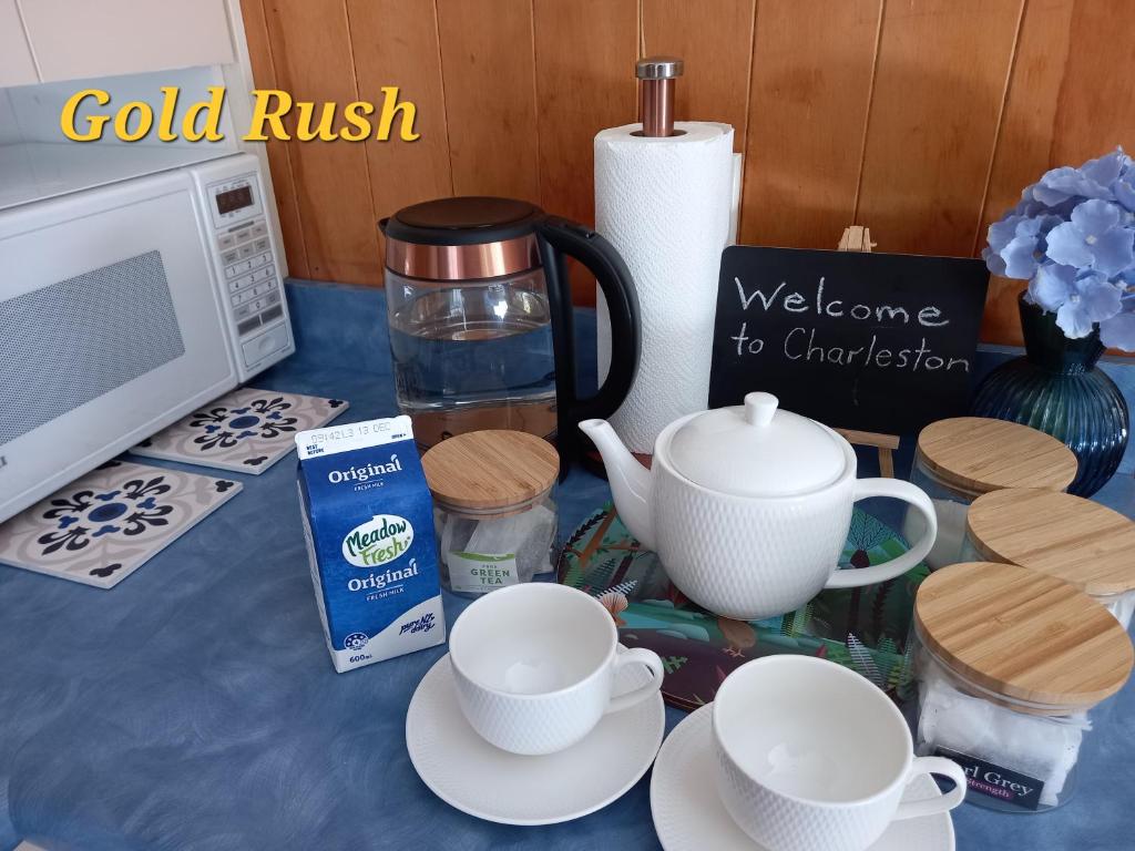 Příslušenství pro přípravu čaje a kávy v ubytování Charleston Goldfields Accommodation
