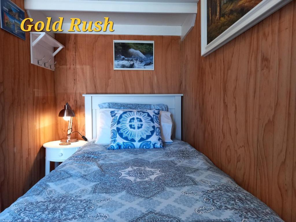 Postel nebo postele na pokoji v ubytování Charleston Goldfields Accommodation