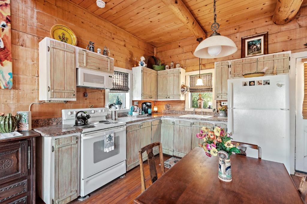 Mighty Oak Log Cabin photo