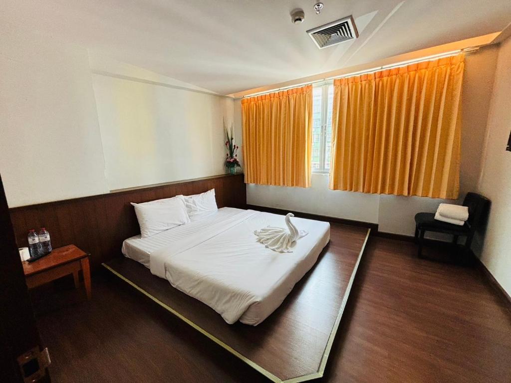 Postel nebo postele na pokoji v ubytování Aloha Budget Hotel hatyai