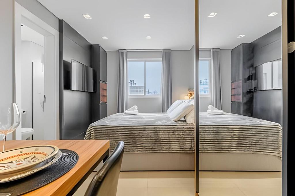 Ένα ή περισσότερα κρεβάτια σε δωμάτιο στο Studio confortável e completo a 300 metros da Vila Germânica