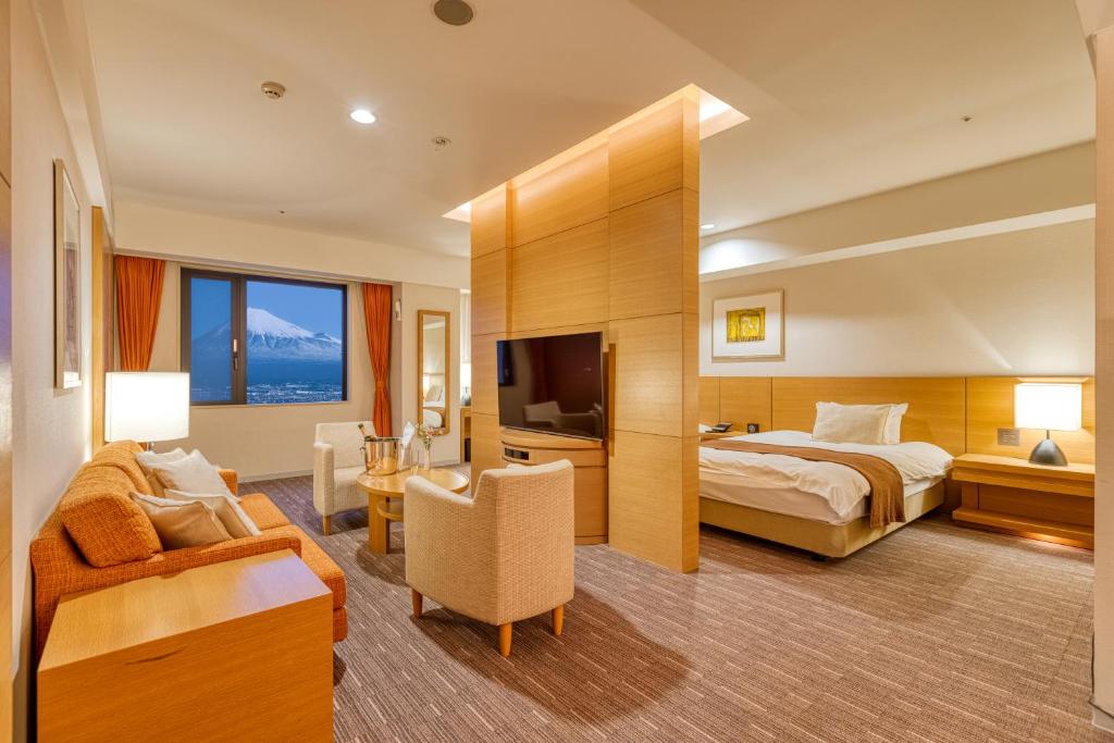 Postel nebo postele na pokoji v ubytování Hotel Grand Fuji