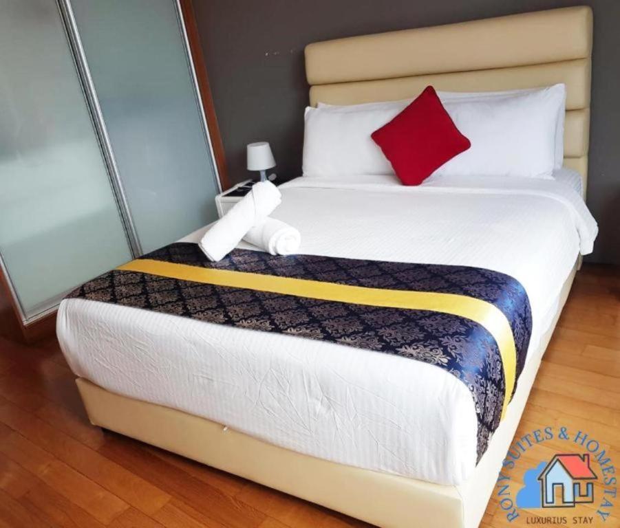 Postel nebo postele na pokoji v ubytování Vortex Serviced Apartment KLCC By Elite Suites